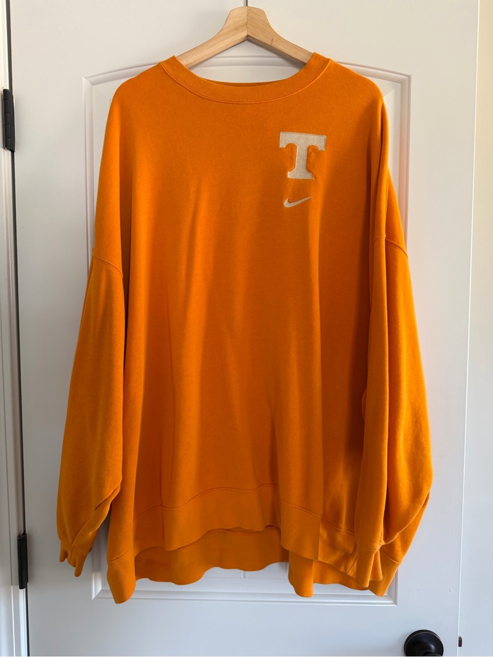Nike Women’s Oversized Tennessee Volunteers Embroidered Crewneck Sweatshirt 2XL